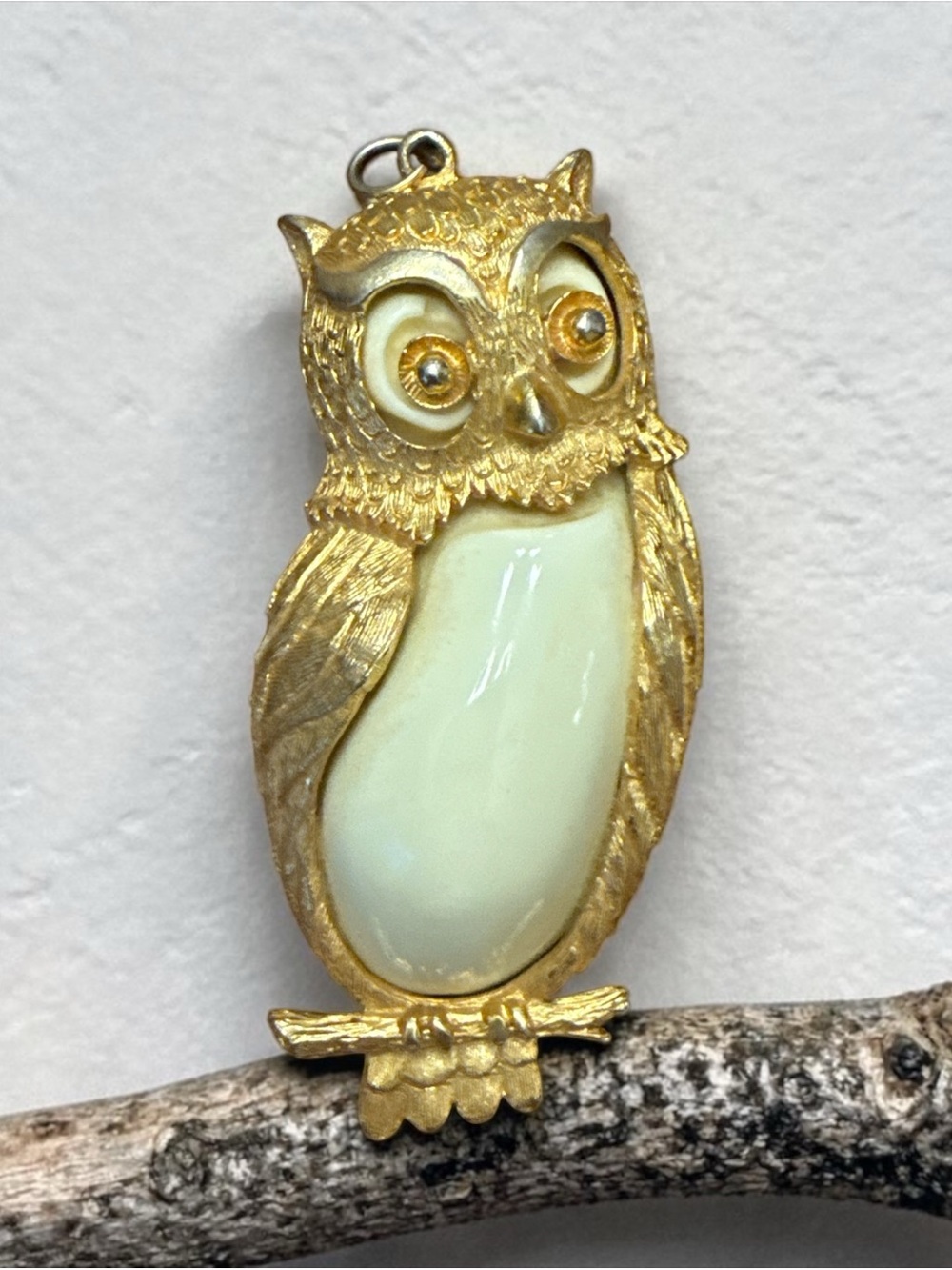 Vintage 70s Gold Tone Owl Pendant Necklace Cream Jelly Belly